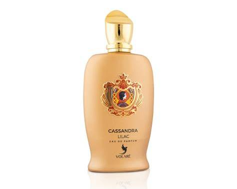 Cassandra Lilac Eau de Parfum van Volaré, gouden parfumfles op lichte achtergrond.