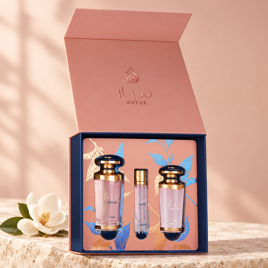 Lattafa Mayar cadeauset in een zachte perzikkleurige sfeer-setting met magnolia