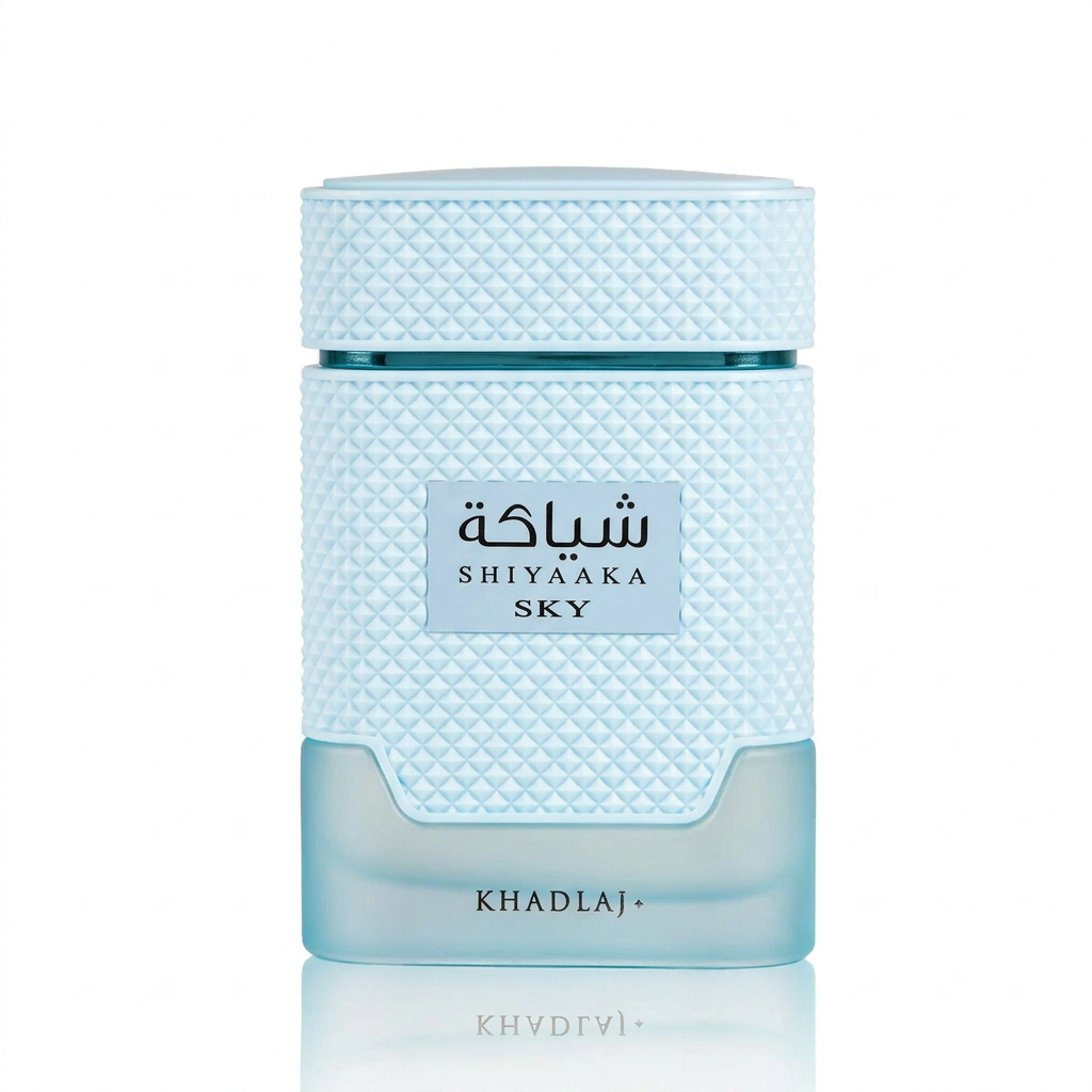 Khadlaj Shiyaaka Sky Eau de Parfum 100 ml in een lichtblauwe flacon met reliëf op een witte achtergrond