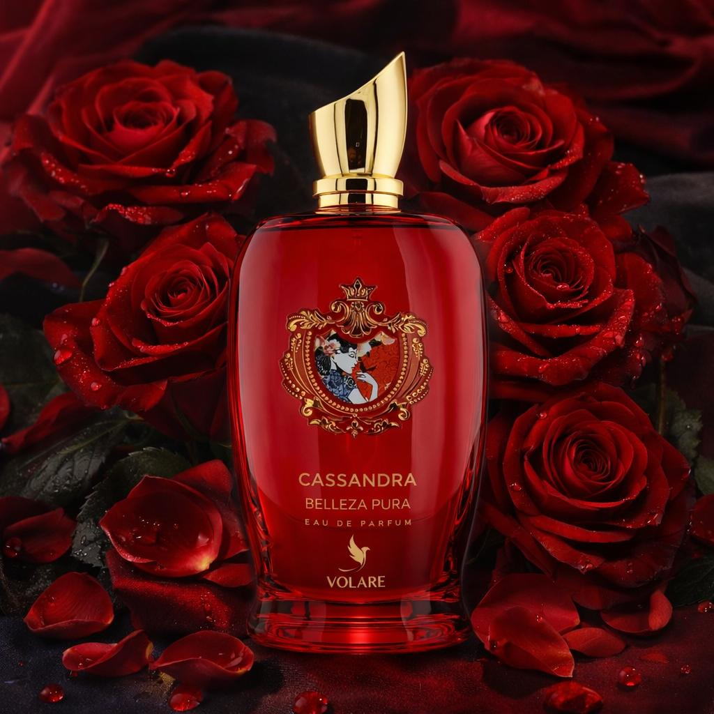 Cassandra Belleza Pura Eau de Parfum van Volaré tussen rode rozen.